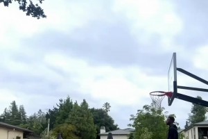 未来之星库中锋训练中，库里教卡侬打球⛹️‍♂️