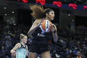 里斯19投10中，砍下23分16篮板，贡献大号两双，另有2助攻1盖帽