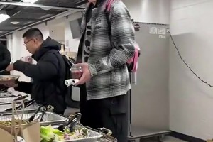 营养价值很高啊！来看看杨瀚森在开拓者的赛后饮食都吃了啥？