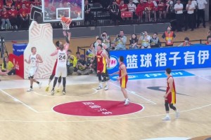 无语了！中国男篮连续三次补篮不中，现场球迷不断“哎哟”