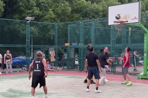 74岁上海徐家汇网红罗斯大爷，绝招梦幻脚步动感丝滑