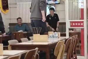 网友此前吃拉面偶遇姚明：大姚坐着也快1米7了吧