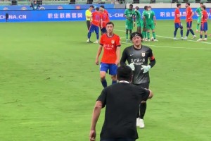实拍：郑铮染红后，泰山主帅韩鹏叫来王大雷紧急沟通