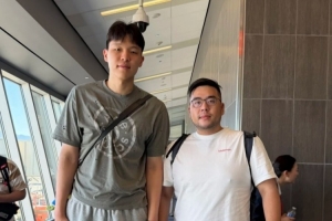 球迷在拉斯维加斯机场偶遇杨瀚森！开拓者夏季联赛首场比赛将于明日进行！