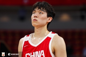 杨毅谈教练对瀚森的评价：认为其懒惰，强调需效仿姚明以激发潜能，否则易步周琦、王哲林后尘