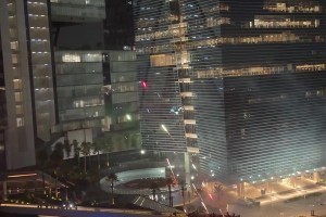 这距离也太近了！墨西哥球迷紧贴英格兰酒店房间玻璃放烟花