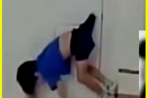 这一幕真是万万没想到，孩子投篮不慎把自己卡住了