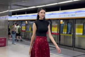 这腿长太夸张啦！“诺姐”长裙高跟坐地铁身材比例绝了
