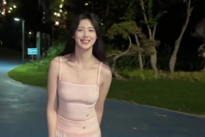 “不愧是女篮出身，这腰腹力量和完美曲线，深夜看有点顶不住。”