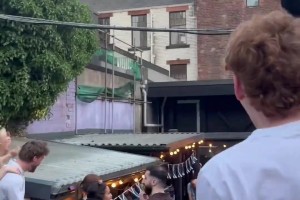 看到英格兰被淘汰后，苏格兰球迷欢快庆祝