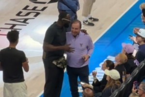 老板赠续约强援，追梦现场观战WNBA，与拉科布亲密并肩