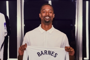 NBA马刺球员哈里森·巴恩斯访问热刺主场