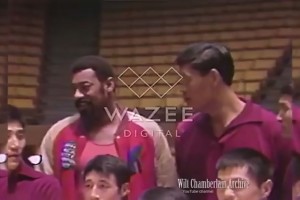 珍贵影像：张伯伦曾与中国篮坛巨人穆铁柱合影，张卫平也在其中