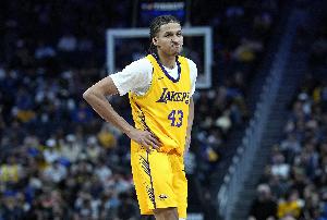 卡尔表示，有机会与裁判会面和讨论判罚非常棒，这有助于你了解NBA