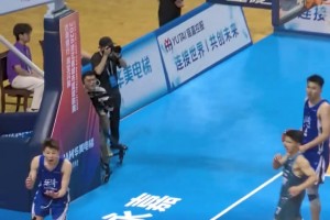 好久没看到这种标准的五步上篮了！