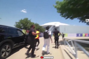 又要错过C罗？甲亢哥看球迟到彻底急眼，场外狂奔满世界找入口