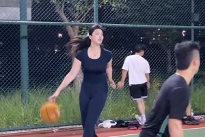 谁说瑜伽裤只能练瑜伽？看“肘子姐”野球场slay全场