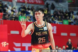 易立称庞峥麟是队内最自律的一员，训练结束后总是最后离开球场