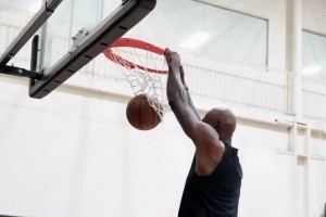 战报：训练师晒训练照，詹姆斯扣篮韦德背打