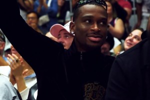 剪掉脏辫看着变帅了 亚历山大观看WNBA，受到球迷热烈欢呼...
