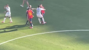 实况拍摄：帕雷德斯锁喉前，背后突袭推搡并扫腿击倒加西亚