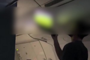 球迷在飞机上看阿根廷vs埃及，引来众人围观
