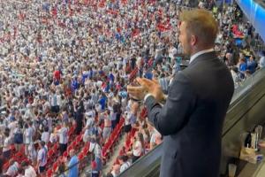 英格兰未进决赛略显落寞，赛后贝克汉姆观战鼓掌场面被捕捉