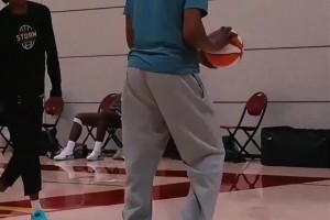 杜兰特休赛期现身训练馆，化身陪练指导WNBA中锋球员！