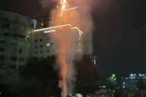 墨西哥球迷在英格兰下榻酒店外敲锣打鼓+放烟花