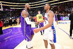 全网热议！勒布朗·詹姆斯加盟76人，球迷沸腾：这就是我们的英雄！