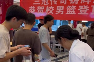 太理男篮夺冠，食堂鸡腿管够！