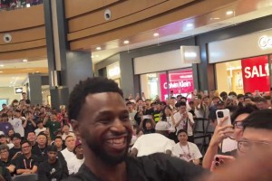 维金斯展示原地360扣篮！这是什么天赋啊！