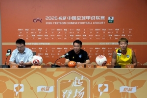 助理教练牛力带领队员刘洋出席今日赛前新闻发布会
