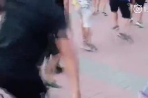 篮球场被大妈占了，小伙子们选择加入成功带乱节奏