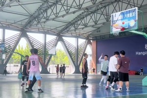 好家伙，在野球场遇到这样的勾手神人，这没法玩了呀