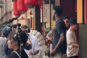 继续中国之旅！迪班萨抵京品糖葫芦 游故宫心情愉悦