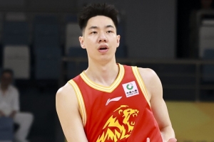 争议判罚引热议，广厦男篮内线战将续约引关注