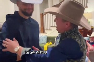 小伙子长得挺帅帽子也挺好看的