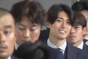 果然是兼职男模特！日本队回国，中村敬斗因身穿西装太帅了爆火