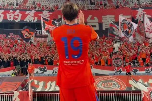 泽卡的状态也太赞了！赛后泽卡与泰山队死忠球迷上演we are one