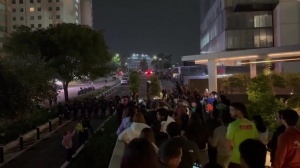 墨西哥球迷深夜在英格兰酒店外鼓乐喧天，安保未予干预
