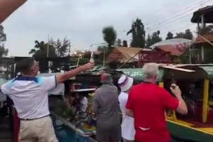入乡随俗！英格兰球迷包下墨西哥彩船为球队助威！