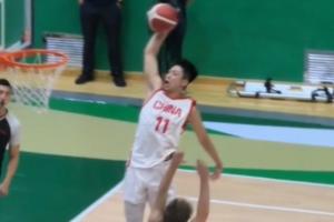 国手少年张淳智U18赛场惊现单臂滑翔隔扣，防守反击精彩绝伦！