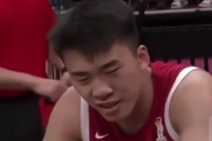 中国男篮vs日本，郭士强暂停布置时，王俊杰表情变化有些耐人寻味