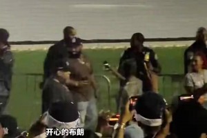 心情看这不错，勒布朗在演唱会上开心的跳舞
