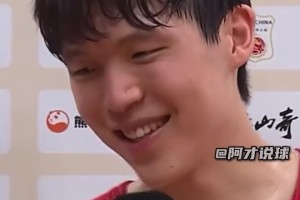 这英文有进步否？中国男篮不敌日本后，杨瀚森用英文接受FIBA采访