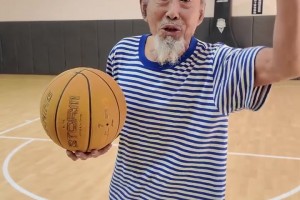 73岁勾手张大爷，展示三分十个连投，最后十中八，厉害了