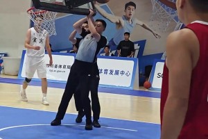 配重不过关？四川省篮球赛 6号双手暴扣险些掀翻篮筐