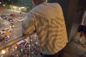 球迷齐聚酒店楼下！达洛特调侃C罗：你这气场看着跟教皇似的