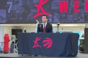 猛龙队总经理韦伯斯特宣布，凯尔洛瑞的7号球衣将在下赛季退役！